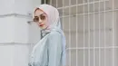 Tampil dengan blouse tosca dan hijab motif, gaya pemeran sinetron Dia Bukan Cinderella ini semakin elegan dengan kacamata berlensa gelap. Penampilannya terlihat santai namun berkelas. (Liputan6.com/IG/@melodyprima)