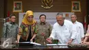 Menteri PUPR, Basuki Hadimuljono bersama Presiden Direktur PT PII, Synthia Rusli saat menandatangani Perjanjian Pengusahaan Jalan Tol Batang-Semarang dengan PT Jasamarga Semarang Batang di Jakrta, Rabu (28/4). (Liputan6.com/Angga Yuniar)