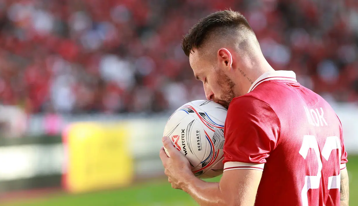 <p>Pemain Timnas Indonesia, Marc Klok mencium bola saat menghadapi Vietnam dalam laga leg pertama babak semifinal Piala AFF 2022 di Stadion Utama Gelora Bung Karno (SUGBK), Jumat (6/1/2023) sore WIB. (Bola.com/M Iqbal Ichsan)</p>