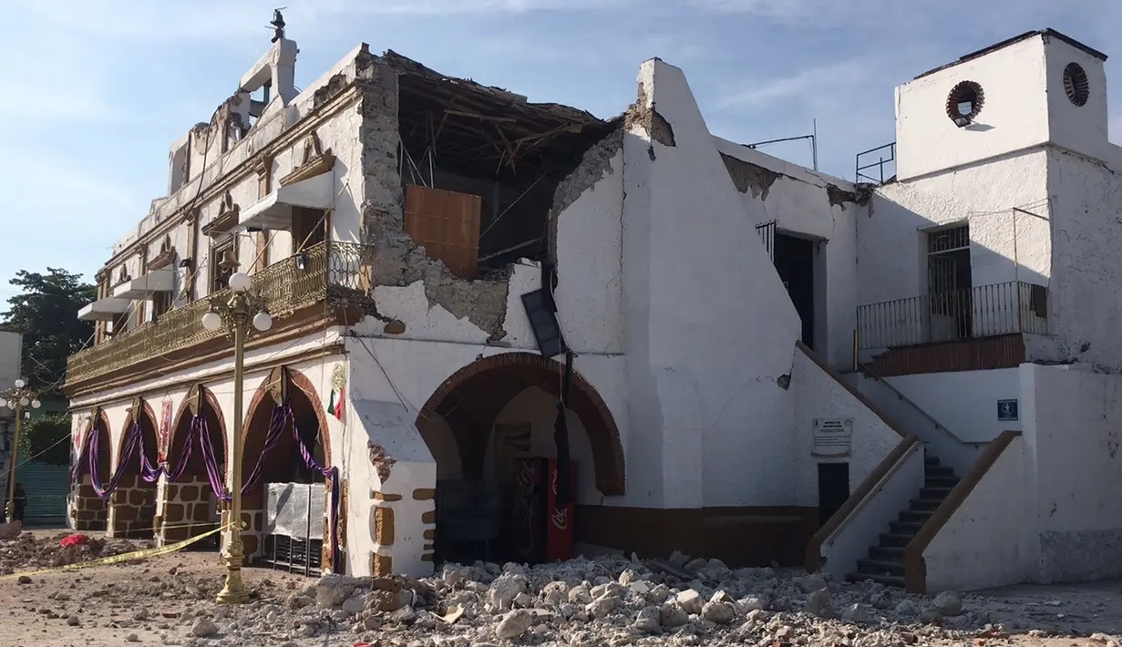 The Jojutla Municipal Palace mengalami kerusakan parah akibat gempa berkekuatan 7,1 SR di negara bagian Morelos, Meksiko, Selasa (19/9). Banyak bangunan kehilangan aliran listrik saat gempa melanda tepat di jam makan siang. (AP Photo/Carlos Rodriguez)