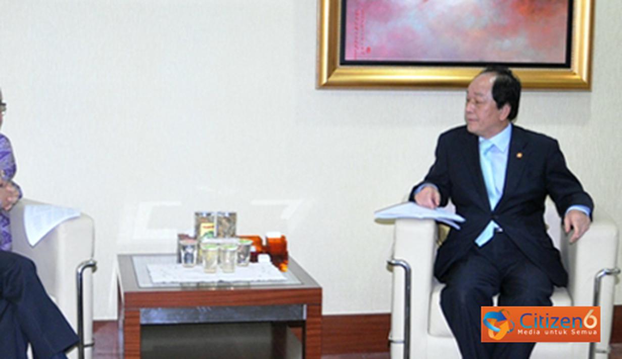 Citizen6, Jakarta: Dihadapan Yong, Sharif menegaskan bahwa perikanan akan dikembangkan berbasiskan industri agar produk perikanan yang dihasilkan memiliki nilai tambah dan meningkatkan pendapatan masyarakat. (Pengirim: Efrimal Bahar)