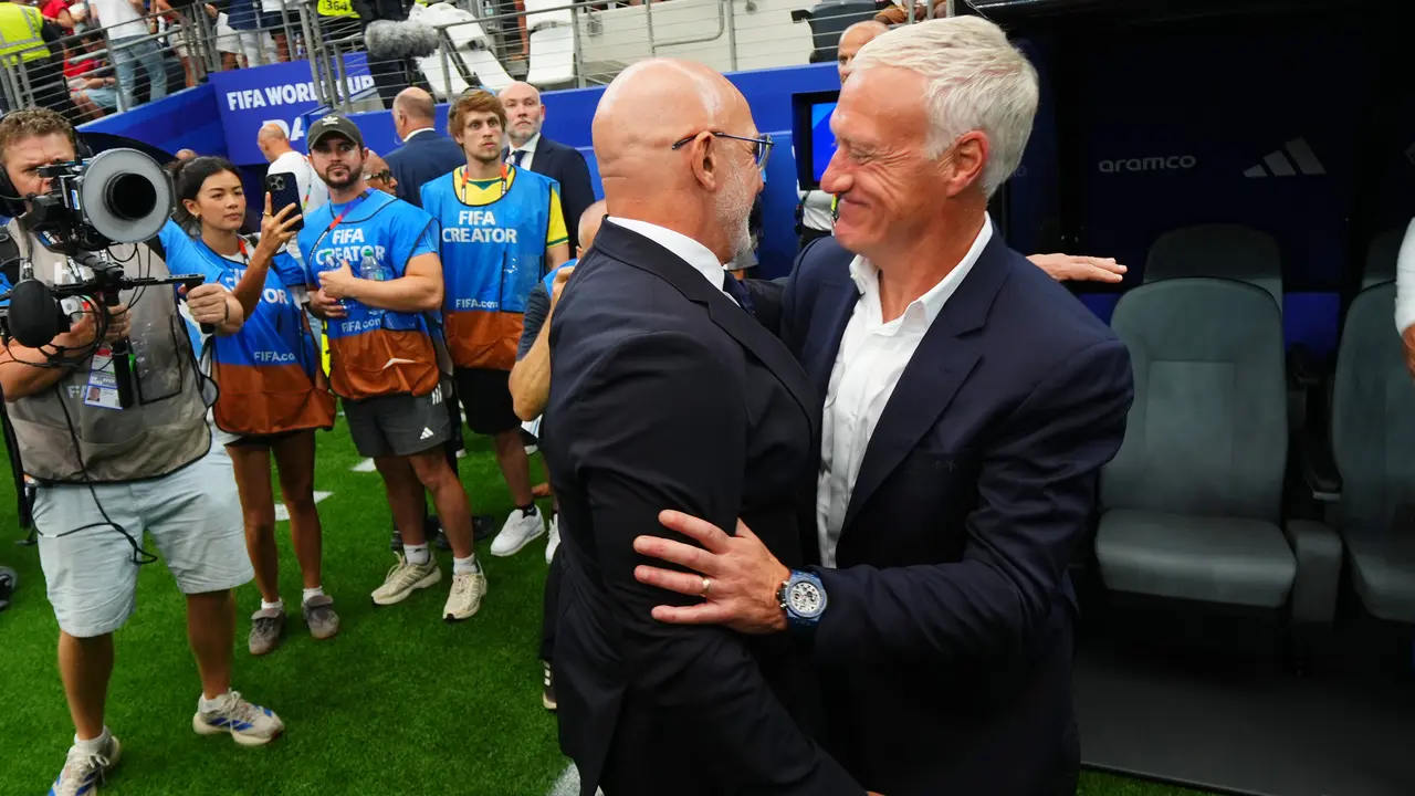 Pelatih Prancis Didier Deschamps (kanan) dan pelatih Spanyol Luis de la Fuente