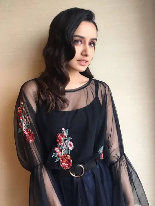 Shraddha Kapoor mempunyai tatapan yang sayu, namun matanya juga indah. Tak hanya itu, ia juga punya wajah yang cantik. (Foto: instagram.com/shraddhakapoor)