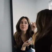 Seiring bertambahnya usia, kulit akan kehilangan penghalang lipid yang membuatnya bercahaya. Niacinamide menghasilkan ceramide yang membantu memulihkan penghalang tersebut, mengurangi dehidrasi, dan membantu kulit terlihat lebih baik. Foto ilustrasi: unsplash.com/Mathilde Langevin.