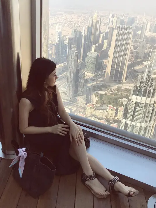 Begini pose Franda saat sedang berada di puncak Burj Khalifa. (foto: instagram.com/frandaaa87)