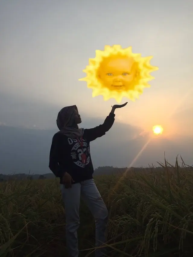 Hasil Edit Foto Pegang Matahari oleh Warganet