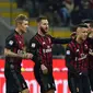 Para pemain Milan melakukan selebrasi usai Lapadula mencetak gol ketiga dalam laga melawan Chievo,Minggu (5/3/2017). Milan menang 3-1. (GIUSEPPE CACACE / AFP)