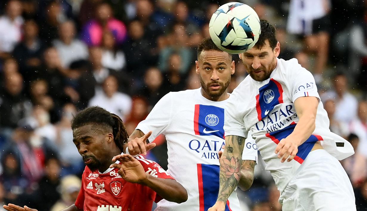 Selain merancang satu assist, Messi juga menciptakan beberapa kali kesempatan. Salah satunya sundulan yang membentur tiang gawang Brest. (AFP/Franck Fife)