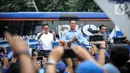 Ketua Umum Partai Demokrat Agus Harimurti Yudhoyono atau AHY (tengah) menyambut kedatangan Anies Baswedan (kiri) saat tiba di Kantor DPP Partai Demokrat, Jakarta, Kamis (2/3/2023). Kunjungan Anies Baswedan untuk memperkenalkan dirinya kepada Majelis Tinggi Partai. (Liputan6.com/Faizal Fanani)