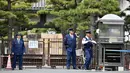 Polisi berdiri di depan pintu masuk halaman Istana Kekaisaran Jepang (29/4/2019). Kaisar Jepang Akihito akan turun dari Tahta Krisan pada 30 April 2019 yang pertama dalam keluarga kekaisaran dan tertua di dunia selama dua abad, atau selama 30 tahun masa pemerintahan. (Charly Triballeau / AFP)