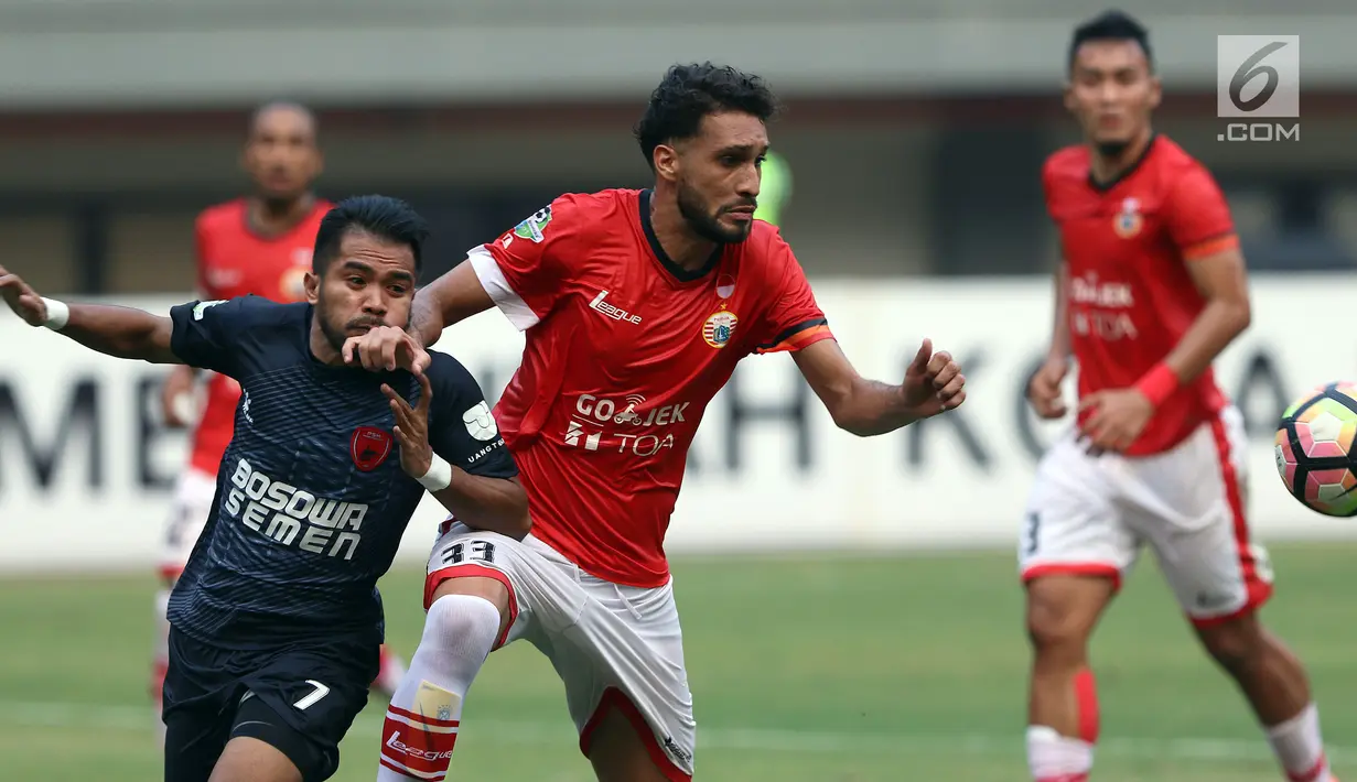 Bek Persija, Willian Pachecho (kedua kanan) berusaha menahan pergerakan pemain PSM Makassar, Zulham Zamrun saat lanjutan Liga 1 Indonesia di Stadion Patriot Candrabhaga, Bekasi, Selasa (15/8). Laga berakhir imbang 2-2. (Liputan6.com/Helmi Fithriansyah)