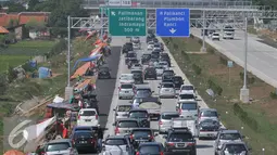 Antrian panjang di gerbang Tol Palimanan, Jawa Barat, Rabu (15/7/15) Ribuan kendaraan terjebak macet hingga 38 Km antara jalan tol Cipali hingga tol Palikanci. (Liputan6.com/Herman Zakharia)