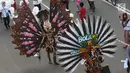 Peserta berkostum Vidio.com dan Bola.net memeriahkan parade Asian Games 2018 di Jalan Thamrin, Jakarta, Minggu (13/5). Tak hanya dari komunitas, peserta parade ini juga datang dari karyawan PT Elang Mahkota Teknologi (Emtek). (Liputan6.com/Arya Manggala)