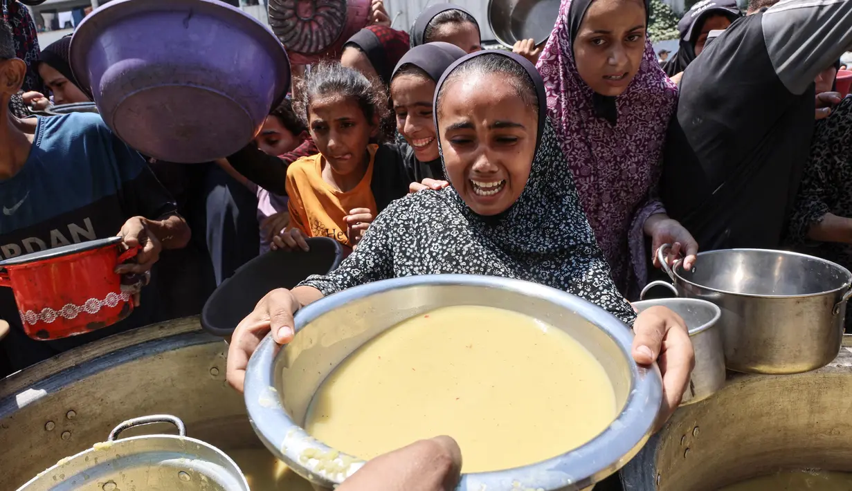 Saat ini, situasi terus memburuk. Berbagai laporan menunjukkan lonjakan signifikan jumlah anak-anak yang mengalami kekurangan gizi akut, sebagian besar di antaranya tidak memiliki akses perawatan medis dasar maupun nutrisi. (Omar AL-QATTAA/AFP)