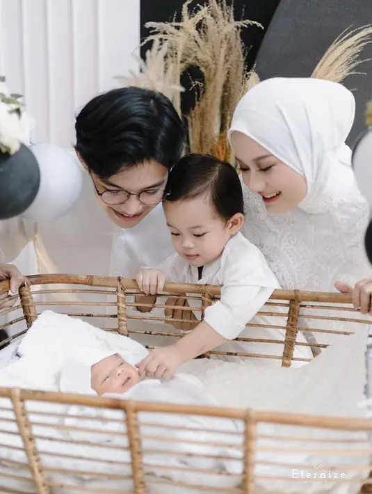 Saat momen Aqiqah, keluarga kecil ini pun tampak kompak mengenakan pakaian serba putih.Credit Instagram/(@dindahw)