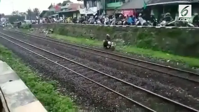 Seorang pemotor di Cimindi, Bandung nekat lintasi rel kereta api demi hindari macet. Beruntung tak ada kereta yang lewat saat kejadian.
