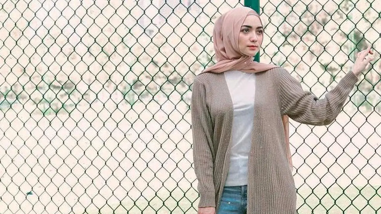 9 Inspirasi Styling Baju Simple Hijab dengan Celana Jeans dari Irish Bella hingga Syahrini