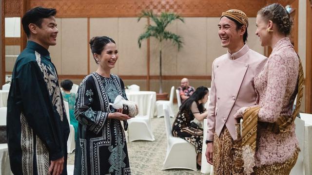 7 Potret Daniel Mananta dan Istri Kompak Pakai Baju Adat Jawa, Banjir Pujian