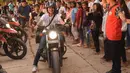 Wanita kelahiran Jakarta 1 Juni 1984 ini baru saja melakukan touring motor dari Labuan Bajo ke Atambua bersama komunitas motor bentukan Ananda Omesh, Motorbaik. (Liputan6.com/IG/@prisia)