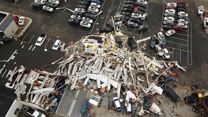 Kerusakan parah terjadi akibat tornado yang melanda Jefferson City, Missouri, AS, Kamis (23/5/2019). Tiga orang tewas akibat tornado yang menyapu Missouri sehari sebelumnya.  (DroneBase via AP)