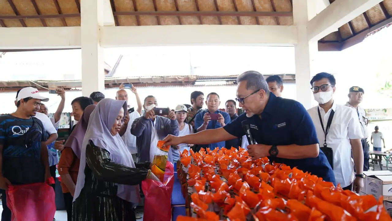 Mendag Zulkifli Hasan Layani Warga Dapatkan Bapok