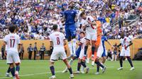 Trevoh Chalobah #23 dari Chelsea berebut sundulan dengan Lucas Beraldo #4 dari Paris Saint-Germain dalam pertandingan Final Piala Dunia Antarklub 2025 antara Chelsea FC dan Paris Saint-Germain di Stadion MetLife di East Rutherford, New Jersey, Senin (14-7-2025) dini hari WIB. (David Ramos/Getty Images via AFP)