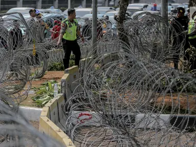 Kawat berduri disiagakan jelang aksi demo nanti siang di Gedung DPR/MPR RI, Jakarta, Selasa (24/9/2019). Sebanyak 18 ribu personel gabungan dari TNI-Polri maupun unsur dari Pemprov DKI Jakarta seperti Damkar, Satpol PP dan Dishub disiagakan jelang demo siang nanti. (Liputan6.com/Faizal Fanani)