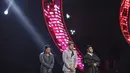 Maria, Abdul dan Joan terlihat tegang saat menanti siapa yang akan tersingkir dari Indonesian Idol. Ketegangan semakin bertambah saat akan pengumuman ada jeda iklan. Hal itu makin menambah ketegangan para finalis dan pendukungnya. (Nurwahyunan/Bintang.com