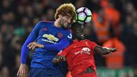 Gelandang Manchester United, Marouane Fellaini (kiri), berebut bola dengan gelandang Liverpool, Sadio Mane (kanan), pada laga Premier League di Anfield, Senin (17/10/2016). (AFP/Paul Ellis)