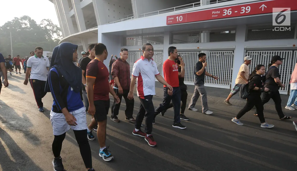 CdM Indonesia di Asian Games 2018, Komjen Pol. Syafruddin (tengah) bersama perwakilan atlet melakukan jalan sehat di Stadion GBK, Jakarta, Minggu (15/4). Jalan sehat ini untuk meningkatkan soliditas atlet Indonesia. (Liputan6.com/Helmi Fithriansyah)