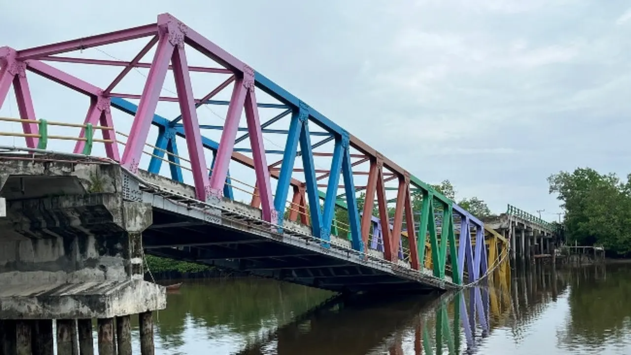 Jembatan ambruk di Kepulauan Meranti setelah dilaporkan berbunyi ketika dilalui dan renggang.