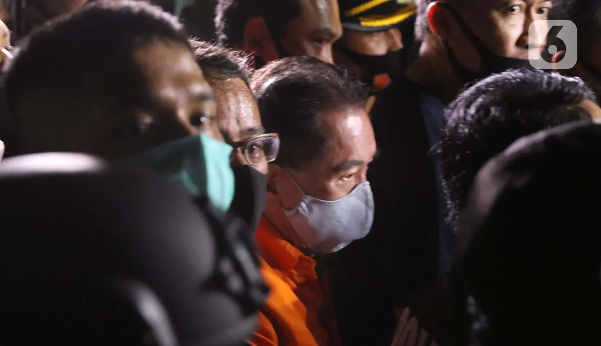 Terpidana pengalihan hak tagih atau cessie Bank Bali, Djoko Sugiarto Tjandra usai tiba di Bandara Halim Perdanakusuma Jakarta, Kamis (30/7/2020). Djoko Tjandra tiba sekitar pukul 22.30 WIB dan langsung dibawa ke Bareskrim Mabes Polri. (Liputan6.com/Helmi Fithriansyah)