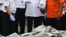 Menteri Perhubungan, Budi Karya Sumadi (tengah) melihat barang yang diduga milik penumpang pesawat Lion Air JT 610 di Pelabuhan JICT 2, Jakarta, Selasa (30/10). Sejumlah barang ditemukan petugas dalam operasi pencarian. (Liputan6.com/Helmi Fithriansyah)
