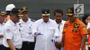 Menteri Perhubungan, Budi Karya Sumadi (tengah) melihat barang yang diduga milik penumpang pesawat Lion Air JT 610 di Pelabuhan JICT 2, Jakarta, Selasa (30/10). Sejumlah barang ditemukan petugas dalam operasi pencarian. (Liputan6.com/Helmi Fithriansyah)