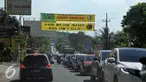 Sejumlah kendaraan terjebak macet di Jalan Raya Puncak, Bogor, Jawa Barat, Jum'at (6/5). Pada hari kedua libur panjang akhir pekan kepadatan kendaraan dan kemacetan masih terjadi di jalur Puncak. (Liputan6.com/Johan Tallo)
