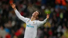 Ekspresi penyerang Real Madrid Cristiano Ronaldo saat melawan Villarreal dalam pertandingan Liga Spanyol di stadion Santiago Bernabeu di Madrid, Spanyol (13/1). Real Madrid kalah 1-0 atas Villarreal. (AP Photo/Paul White)