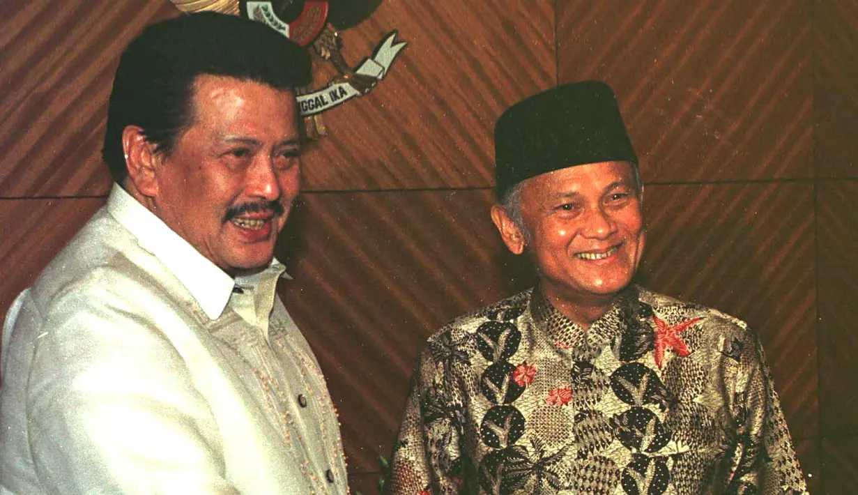 Presiden BJ Habibie (kanan) menyambut Presiden Filipina Joseph Estrada di Pulau Batam, 13 Oktober 1998. (Roslan Rahman/AFP)