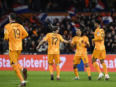 Bek Belanda, Nathan Ake (kedua kanan) berselebrasi dengan rekan setimnya setelah mencetak gol ke gawang Gibraltar pada pertandingan kualifikasi grup B UEFA Euro 2024 di Stadion Feijenoord 'De Kuip', di Rotterdam, Selasa, 28 Maret 2023. (AFP/John Thys)