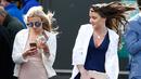 Dua wanita pecinta balap kuda menghadiri pembukaan pacuan kuda Aintree di Liverpool, Inggris, Kamis (7/4/2016). Acara yang digelar setiap tahun ini dihadiri para bangsawan dan kaum menengah. (Reuters/Andrew Yates Livepic)