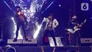Penampilan Band Rock Seurieus x Candil di atas panggung Everblast Festival 2023 di Gambir Expo Kemayoran, Jakarta, Sabtu (4/3/2023). Panggung Everblast Festival 2023 menjadi saksi reuni antara Seurieus dengan sang mantan vokalis, Candil. (Liputan6.com/Herman Zakharia)