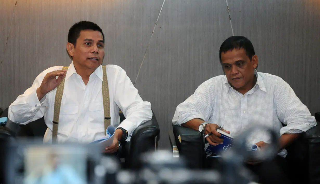 Kepada wartawan di Jakarta, (22/5/2014), Hinca Pandjaitan (kiri) mengatakan dari segi kedisplinan Agus Rohman bisa dikenakan sanksi. (Liputan6.com/Helmi Fithriansyah)