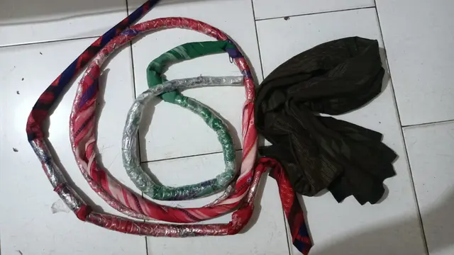 Polsek Tigaraksa Polresta Tangerang, mengamankan 12 remaja tanggung beserta barang barang bukti berupa cambuk sarung, yang hendak digunakan untuk perang sarung.