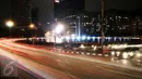 Lampu gedung dan penerangan jalan di kawasan Bundaran HI, Jakarta, terlihat padam saat gerakan Earth Hour 2016, Sabtu (19/3). Pemadaman serentak pada pukul 20.30 hingga 21.30 WIB itu sebagai peringatan Hari Bumi. (Liputan6.com/Faizal Fanani)