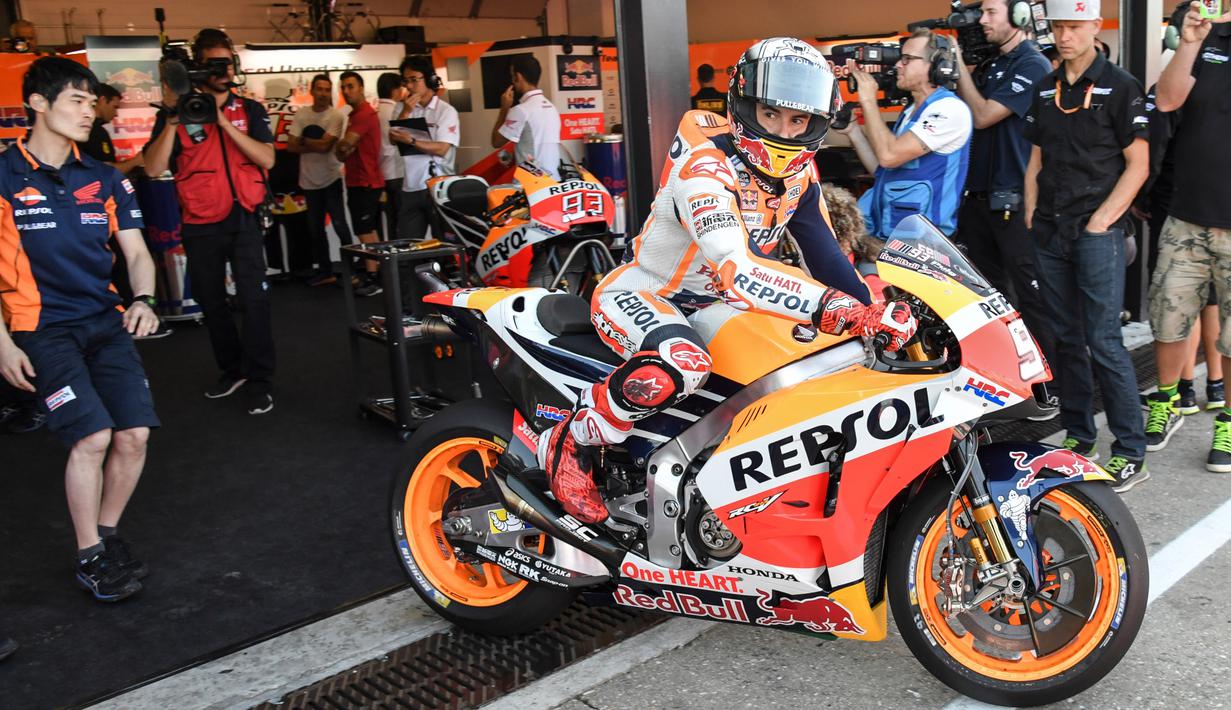 Pebalap Repsol Honda Team,  Marc Marquez keluar dari paddock saat sesi latihan bebas balapan San Marino Moto GP Grand Prix di Marco Simoncelli Circuit, Misano (9/9/2017). (AFP/Andreas Solaro)