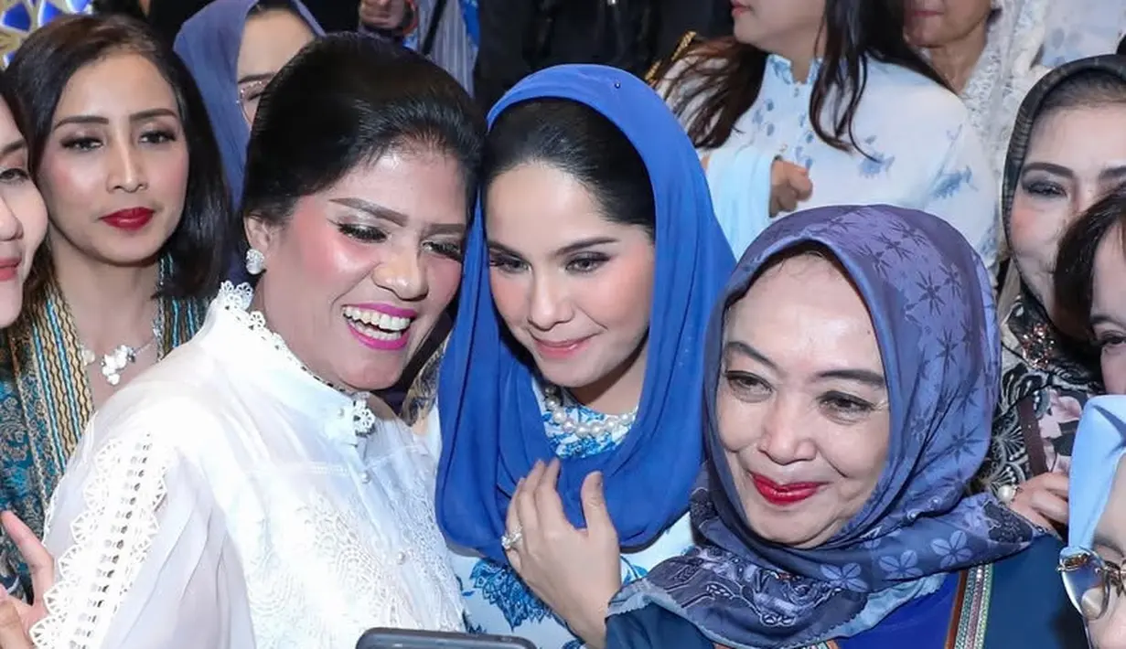 Annisa Pohan tampak memoles wajahnya dengan full makeup mengaplikasikan blush in coral di pipi dan lipstik pinknya. [@annisayudhoyono]