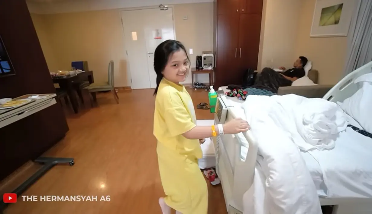 Arsy menceritakan jatuh karena tangan kirinya tak kuat pegangan ketika sedang memanjat. Saat akan menapak ke pegangan ketiga, Arsy Hermansyah tak kuat dan terjatuh. Putri Anang dan Ashanty itu sempat merasakan sesak napas. [Youtube/The Hermansyah A6]