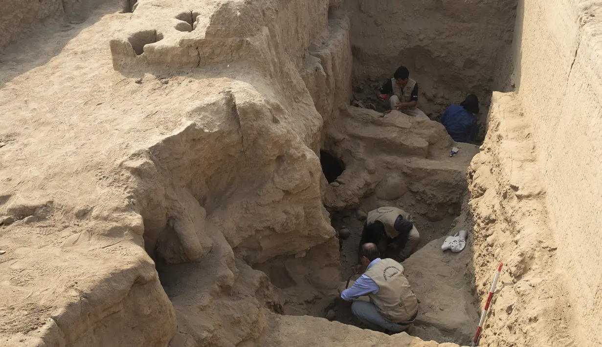 Arkeolog bekerja di situs arkeologi Cajamarquilla, di mana enam mumi anak-anak ditemukan di Cajamarquilla, dekat Lima, Peru pada 13 Februari 2022. Menurut para arkeolog, mumi tersebut berusia antara 800 hingga 1.200 tahun. (Guadalupe Pardo / AFP)