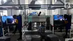 Sejumlah Mahasiswa sedang melakukan pratek lapangan di kampus ASTRAtech, Cikarang, Kabupaten Bekasi, Jawa Barat, Senin (22/5/2023). (Liputan6.com/Herman Zakharia)