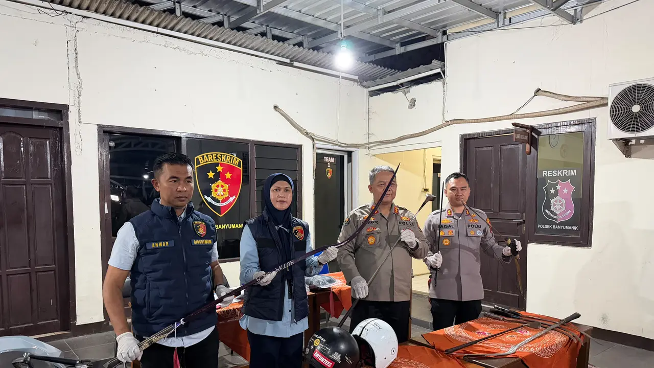 Polisi Rilis Barang Bukti Tawuran Remaja di Semarang