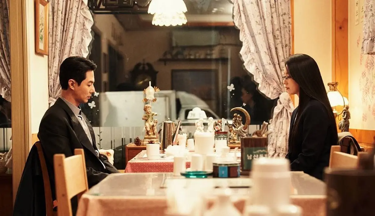 Kumpulan gambar lain memperlihatkan Mi Hyun dan Doo Shik sedang makan malam romantis di restoran. Ini merupakan tempat khusus bagi keduanya.